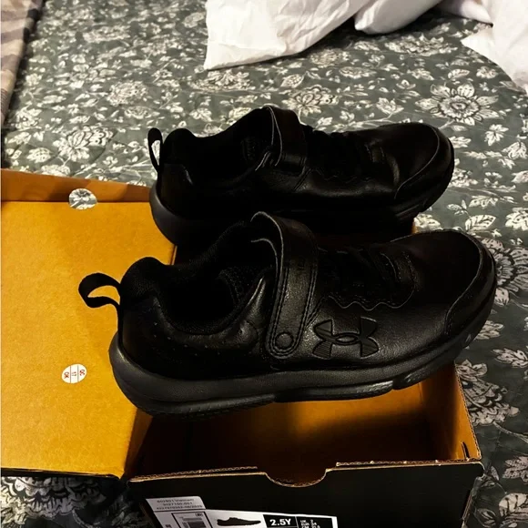 NIB Boys 2.5 Y Under Armour Black Sneakers - Picture 1 of 10
